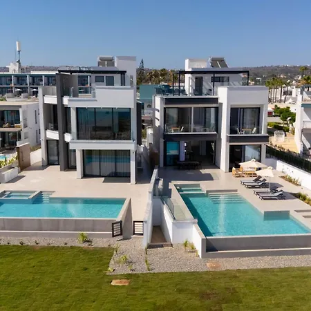 Aqua Beachfront - 2 Villa