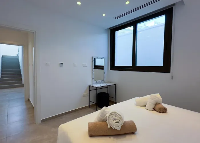 Aqua Beachfront - 2 アヤナパ