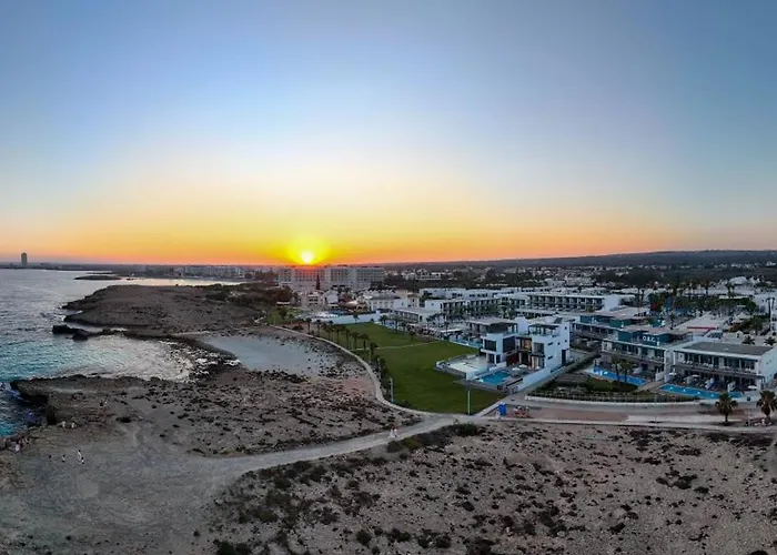 Aqua Beachfront - 2 ヴィラ アヤナパ