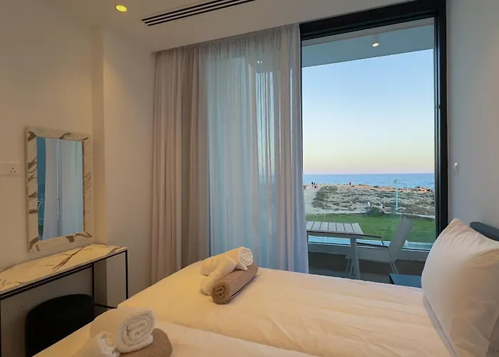 Aqua Beachfront - 2 アヤナパ