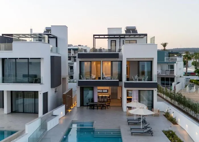 Aqua Beachfront - 2 Willa Ajia Napa