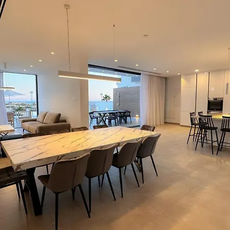 Aqua Beachfront - 2 Villa *